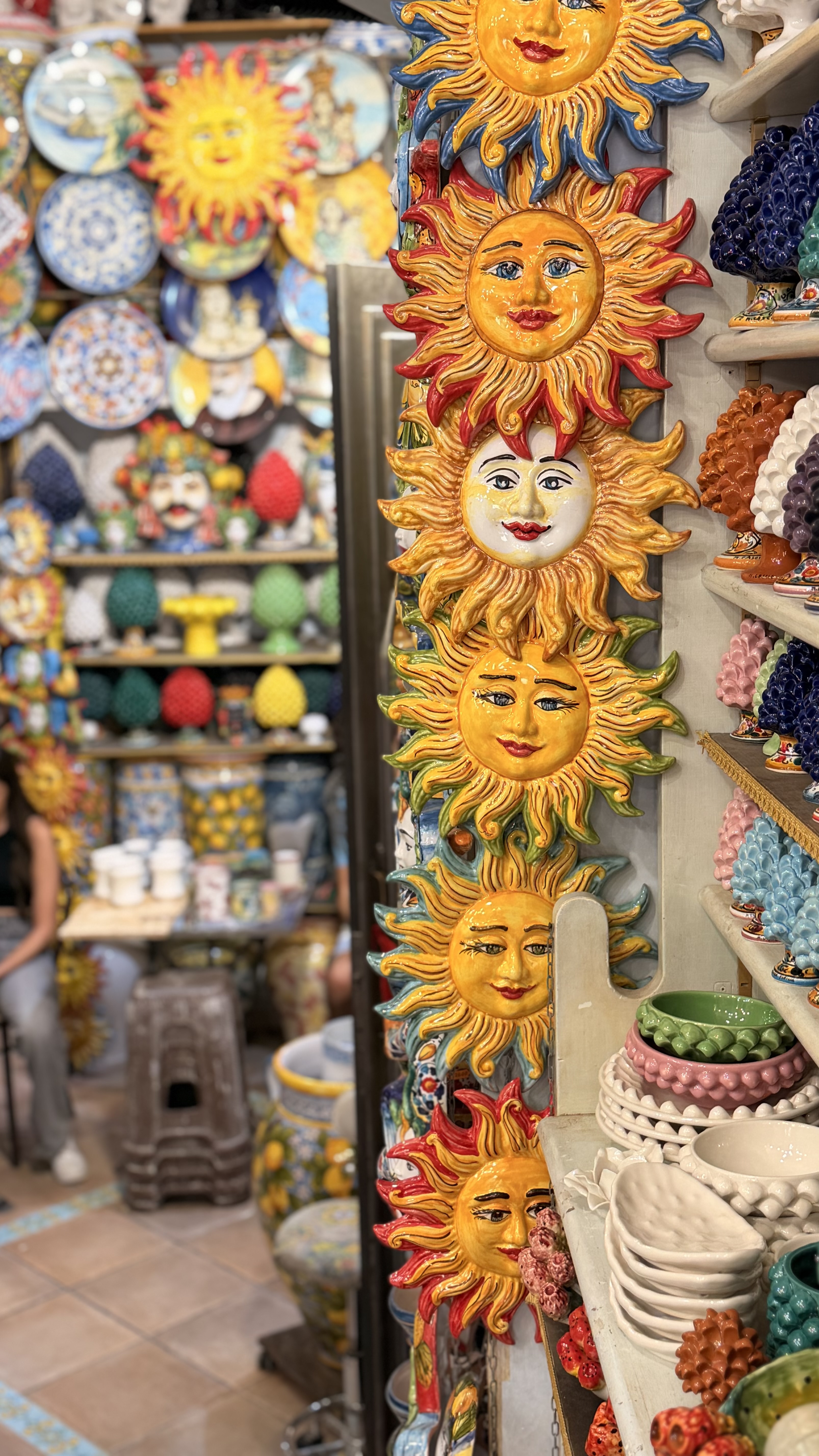 Soli siciliani e figure decorative in ceramica dipinta a mano
