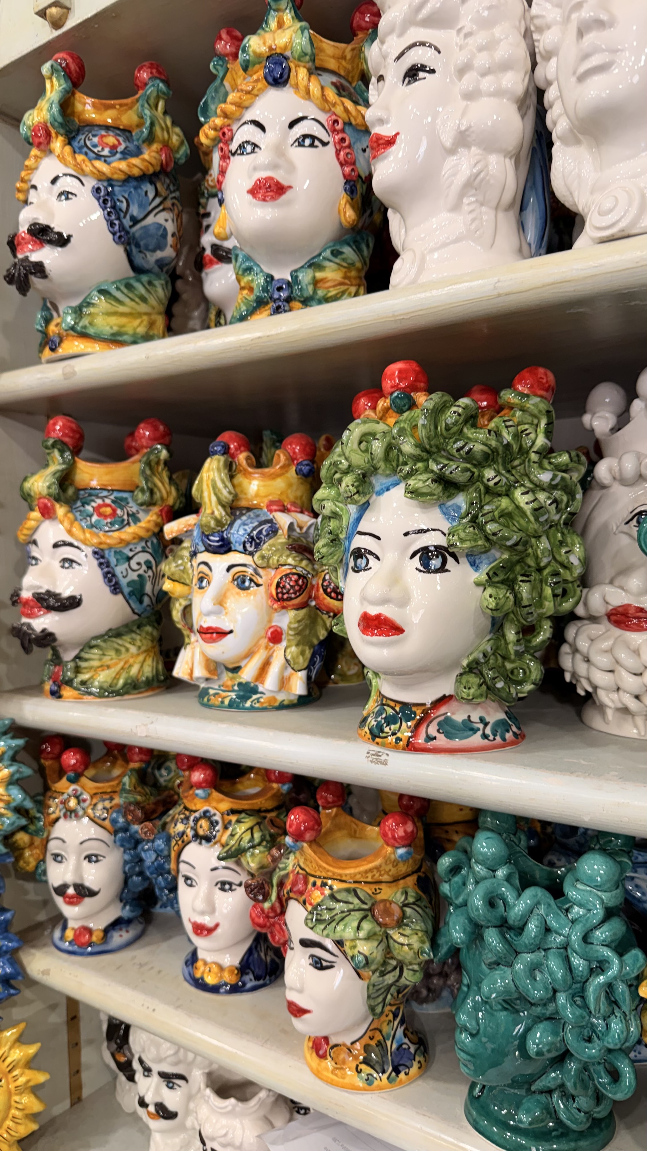 Teste di moro in ceramica di Sciacca dipinte a mano