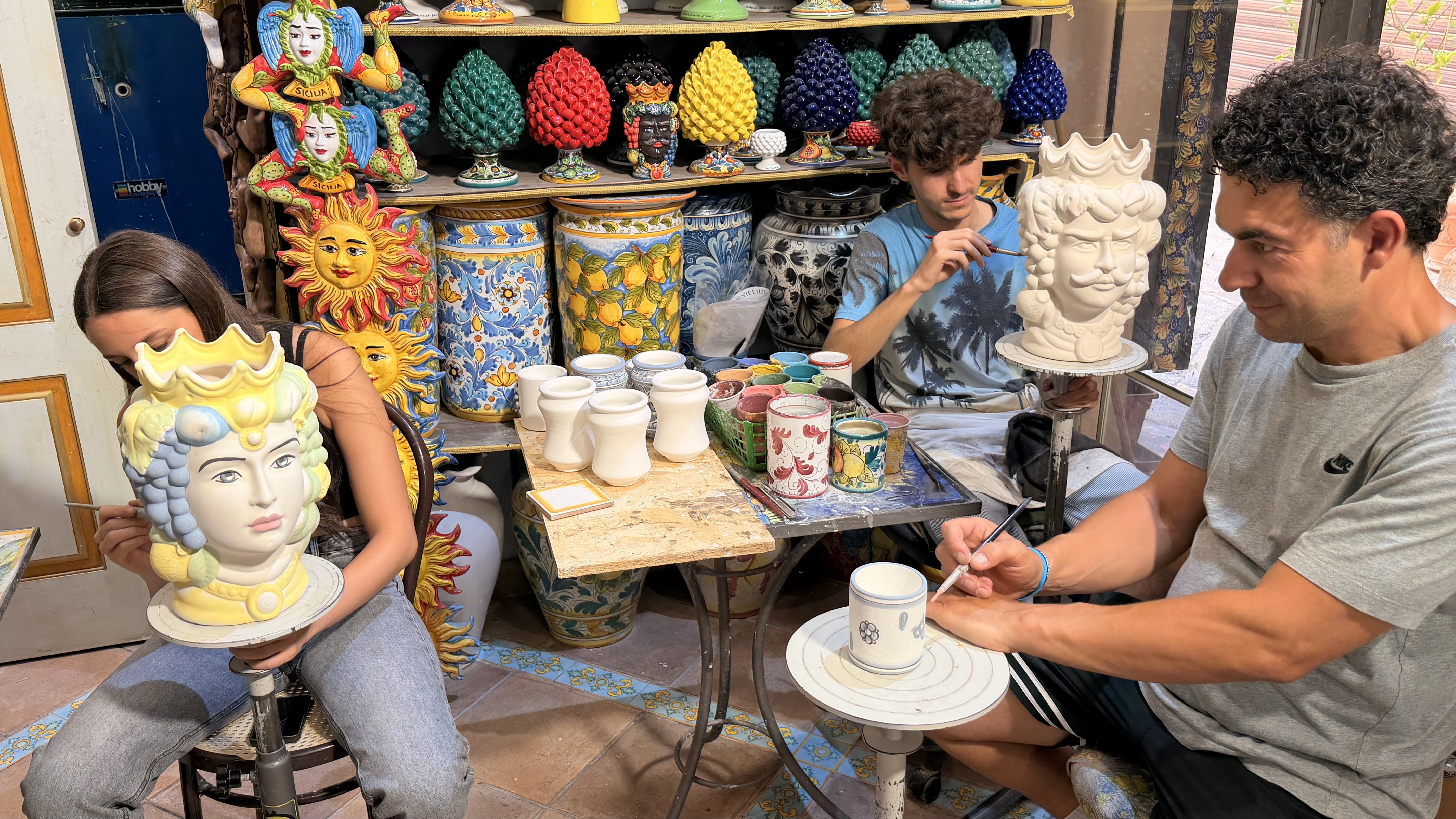I ragazzi della bottega Cascio dipingono a mano le ceramiche a Sciacca