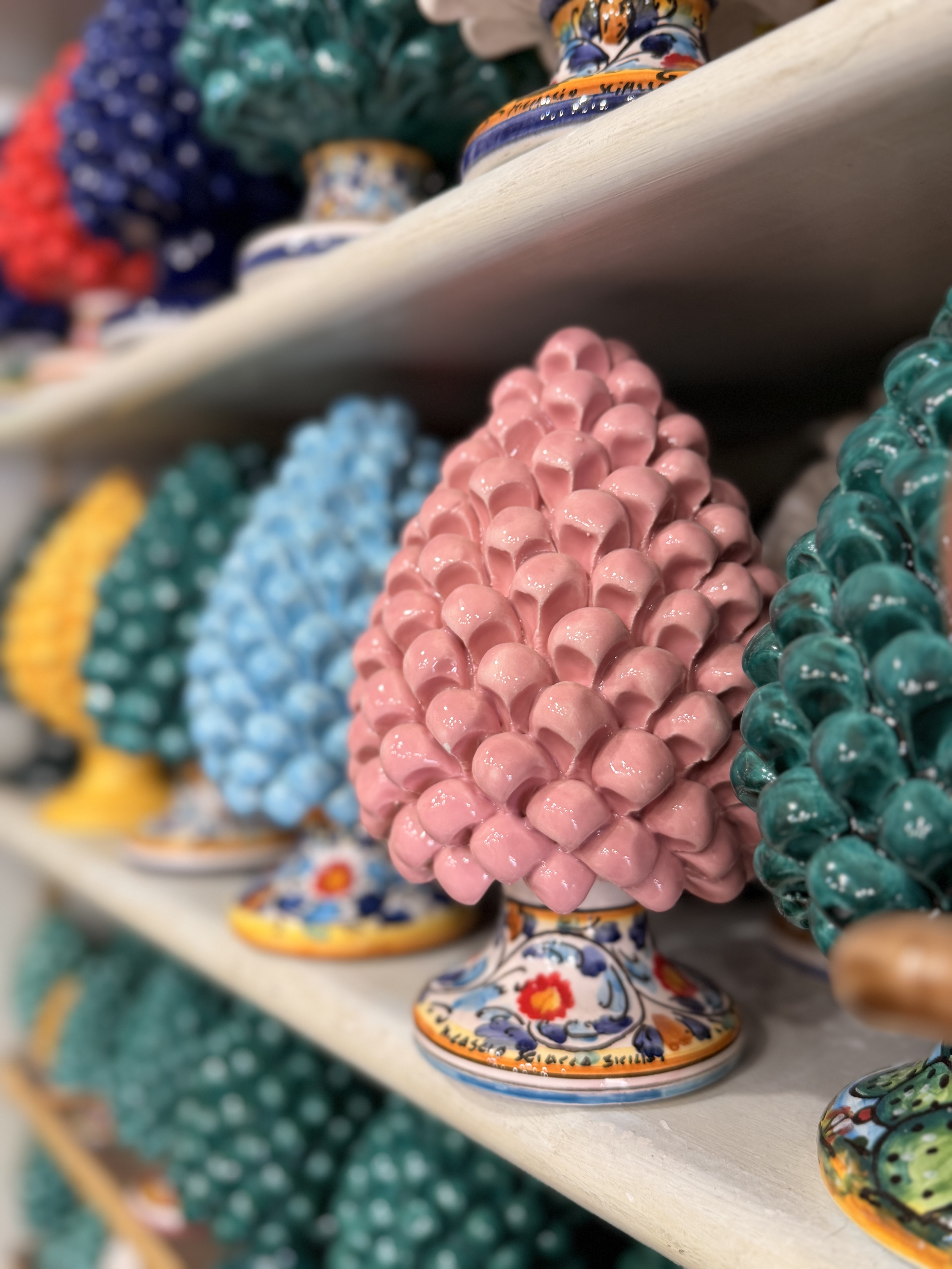Pigne e coprivaso in ceramica di Sciacca